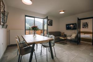 - une salle à manger avec une table et des chaises dans l'établissement Apartma EVA Golte, à Mozirje