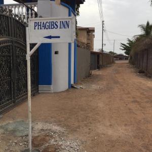 un panneau de rue devant un bâtiment dans l'établissement PhaGibs Inn Hotel, à Freetown