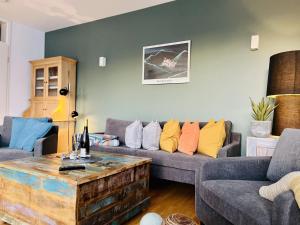 a living room with two couches and a coffee table at Ferienwohnung Strandgold in Binz