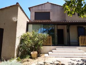 une maison avec des escaliers en face de celle-ci dans l'établissement la Cigalière, à Beauvoisin