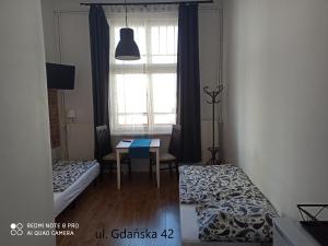 Posteľ alebo postele v izbe v ubytovaní Hostel Pałacyk