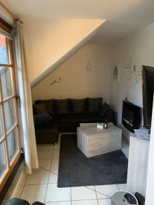 ein Wohnzimmer mit einem Sofa und einem Couchtisch in der Unterkunft Ferienwohnung Kleine Auszeit in Altenau in Altenau