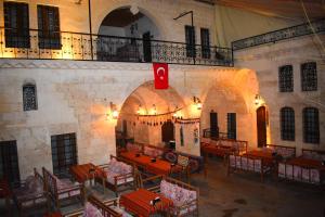 een restaurant met tafels en stoelen in een gebouw bij nahrin hotel&art in Sanlıurfa