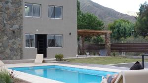 una casa con piscina frente a una casa en Divina Montaña en Mendoza