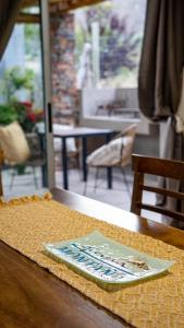 門多薩的住宿－Divina Montaña，桌子上带盘子的桌子