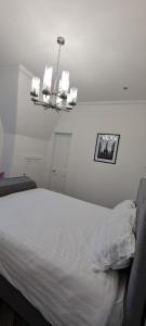Ένα ή περισσότερα κρεβάτια σε δωμάτιο στο Castle Terrace 1 Bed Apartment Looking onto Edinburgh Castle - Sleeps upto 4
