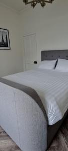 Ένα ή περισσότερα κρεβάτια σε δωμάτιο στο Castle Terrace 1 Bed Apartment Looking onto Edinburgh Castle - Sleeps upto 4
