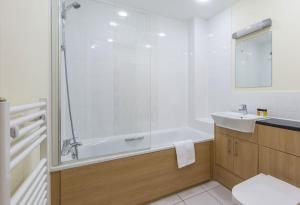 Continental Apartments Farnborough Centre with Free Wi-Fi, Parking & NETFLIX