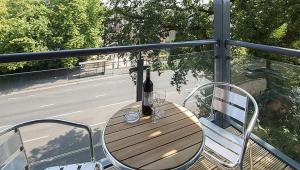 Continental Apartments Farnborough Centre with Free Wi-Fi, Parking & NETFLIX