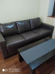 un sofá de cuero y una mesa de centro en la sala de estar. en 2-х комнатная на Подоле, en Kiev