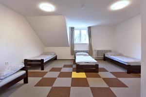 Letto o letti in una camera di Chata Myslivna