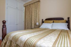 Un dormitorio con una cama grande y una ventana. en António´s House, en Funchal