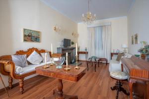 una sala de estar con un sofá y una mesa en António´s House, en Funchal