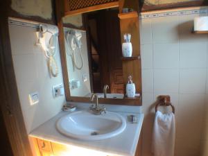 un baño con lavabo y espejo en Casa del Cura, en Rozas 65 fotos más