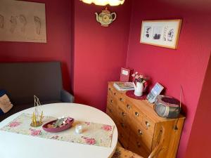 Ferienwohnung Meyenburg في Schwanewede: غرفة مع طاولة وخزانة في غرفة