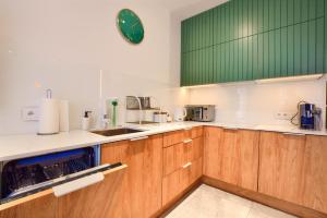 Kuchyňa alebo kuchynka v ubytovaní Sun&Sport Apartament FOREST prywatna sauna w cenie