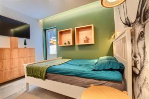 Posteľ alebo postele v izbe v ubytovaní Sun&Sport Apartament FOREST prywatna sauna w cenie