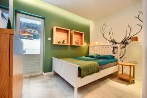 Posteľ alebo postele v izbe v ubytovaní Sun&Sport Apartament FOREST prywatna sauna w cenie
