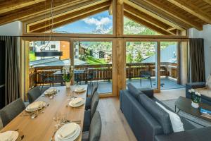 - une salle à manger avec une table et des chaises dans l'établissement Luxury Residence Colosseo Zermatt, à Zermatt
