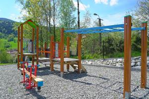 - une aire de jeux pour enfants dans un parc dans l'établissement Sun&Sport Apartament FOREST prywatna sauna w cenie, à Szczyrk