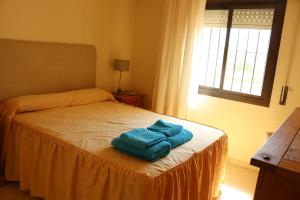 pokój z łóżkiem z dwoma ręcznikami w obiekcie Apartamento Bellasol w mieście Mijas +10 zdjęć