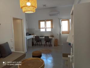 A seating area at Kleri's apartments 4