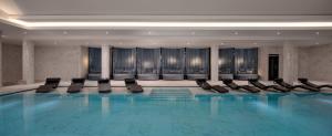 Бассейн в Fairmont Windsor Park или поблизости