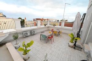 eine Terrasse mit einem Tisch und Stühlen auf dem Balkon in der Unterkunft B&B Orchidea Celeste in Manfredonia