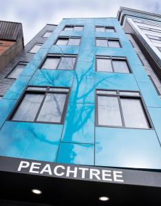 een blauw gebouw met het woord procent erop geschilderd bij Peachtree Suites - Jersey City in Jersey City