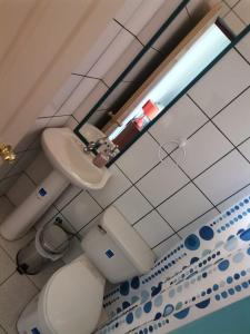 サン・ペドロ・デ・アタカマにあるHOSTAL SAIRIのトイレと洗面台付きのバスルーム