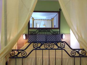 クレッシュ・シュル・ソーヌにあるKyriad Direct Macon Sudのベッドルーム(ベンチ、鏡付)
