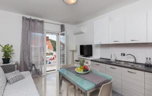 een keuken met een tafel en een fruitschaal bij Stuck in the Moment Apartment in Dubrovnik