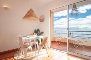 Zdjęcie z galerii obiektu Unique Tropical Style Penthouse with a Dreamy View - by Portugal Collection w mieście Calheta