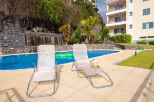 בריכת השחייה שנמצאת ב-Unique Tropical Style Penthouse with a Dreamy View - by Portugal Collection או באזור