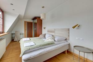 a bedroom with a bed and a glass table at Grand Apartments - Boho Sopot Apartament dwupoziomowy in Sopot