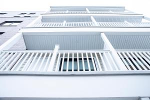 uma vista para um edifício branco com uma varanda em Peachtree Suites - Jersey City em Jersey City