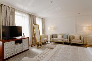 プーシキンにあるTsar Palace Luxury Hotel & SPAのリビングルーム(ソファ、テレビ付)