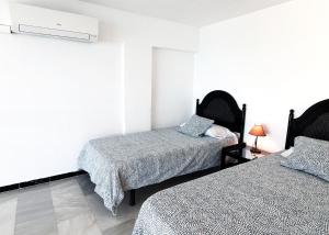 Postel nebo postele na pokoji v ubytování Skol 709 Duplex 1 Bedroom in Skol Marbella with Gibraltar and Sea Views + 19 fotografií