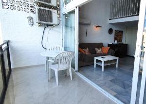 TV a/nebo společenská místnost v ubytování Skol 709 Duplex 1 Bedroom in Skol Marbella with Gibraltar and Sea Views