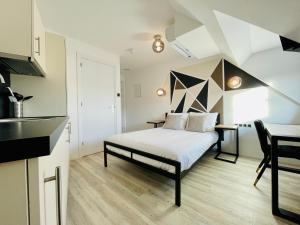 a bedroom with a bed with a geometric headboard at City Apartments Grendelplein in Valkenburg