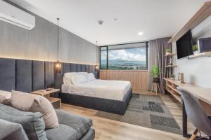 sypialnia z łóżkiem i dużym oknem w obiekcie Apartamentos Go Living & Suites by HOUSY HOST w mieście Medellín