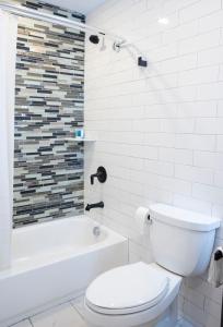 Kúpeľňa v ubytovaní Peachtree Suites - Jersey City