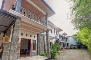 a row of houses with a pathway in front at Hotel Wisma CK in Kebumen