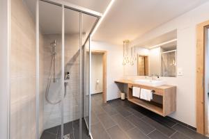een badkamer met een wastafel en een douche bij Pension St.Lukas in Pfunds