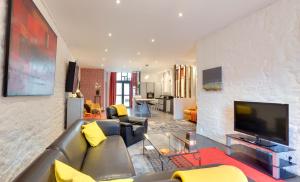 a living room with a couch and a tv at galerie Angle3 in Quimper