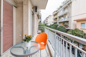 Zdjęcie z galerii obiektu Koukaki Apartment with a Sunny Balcony, near the Acropolis w Atenach