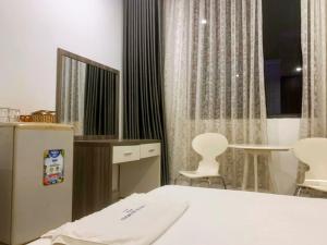 sypialnia z łóżkiem, stołem i krzesłami w obiekcie White Diamond Hotel - Airport w Ho Chi Minh