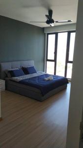 A bed or beds in a room at Jazz 313 Cosy 2-Bedroom Suite with Pool & Seaview