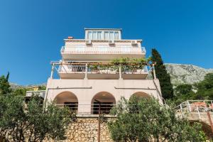 un edificio en la cima de una colina con árboles en Villa Barbara, en Mlini