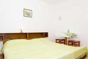 1 dormitorio con cama y lavamanos en Villa Barbara, en Mlini